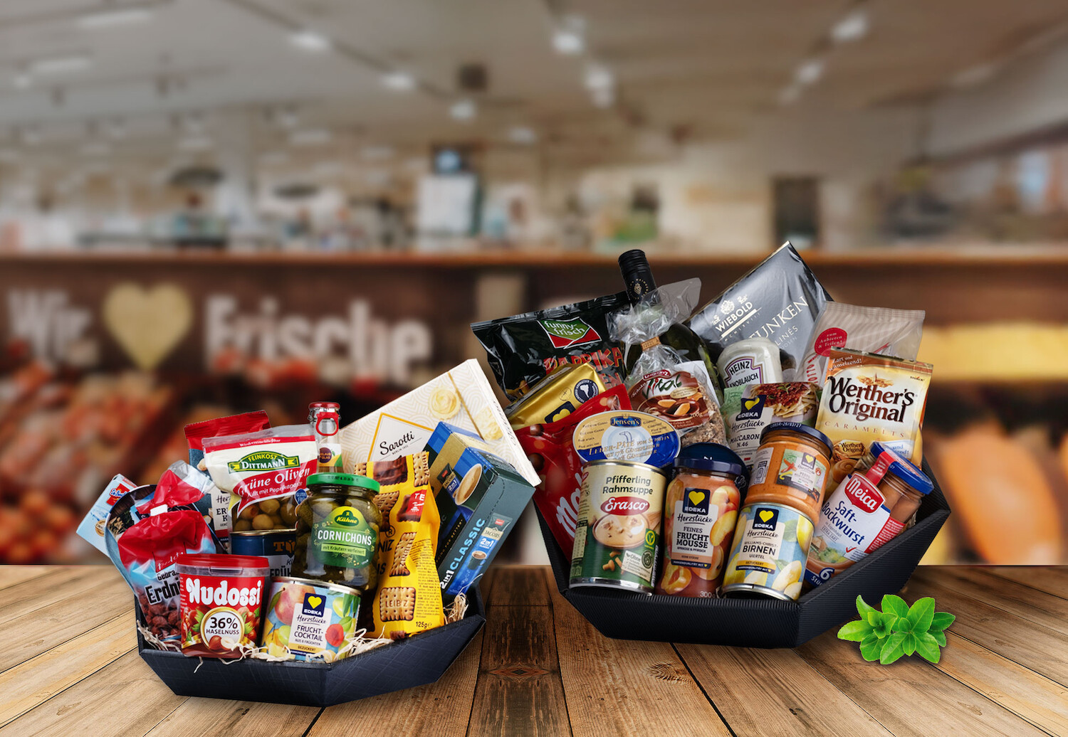 Zwei gut gefüllte Präsentkörbe